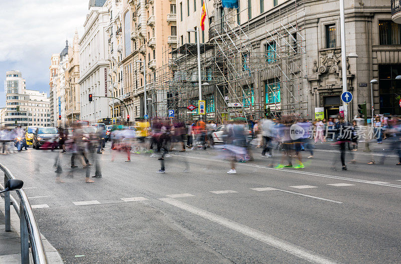 Gran Vía在马德里和人们在一起